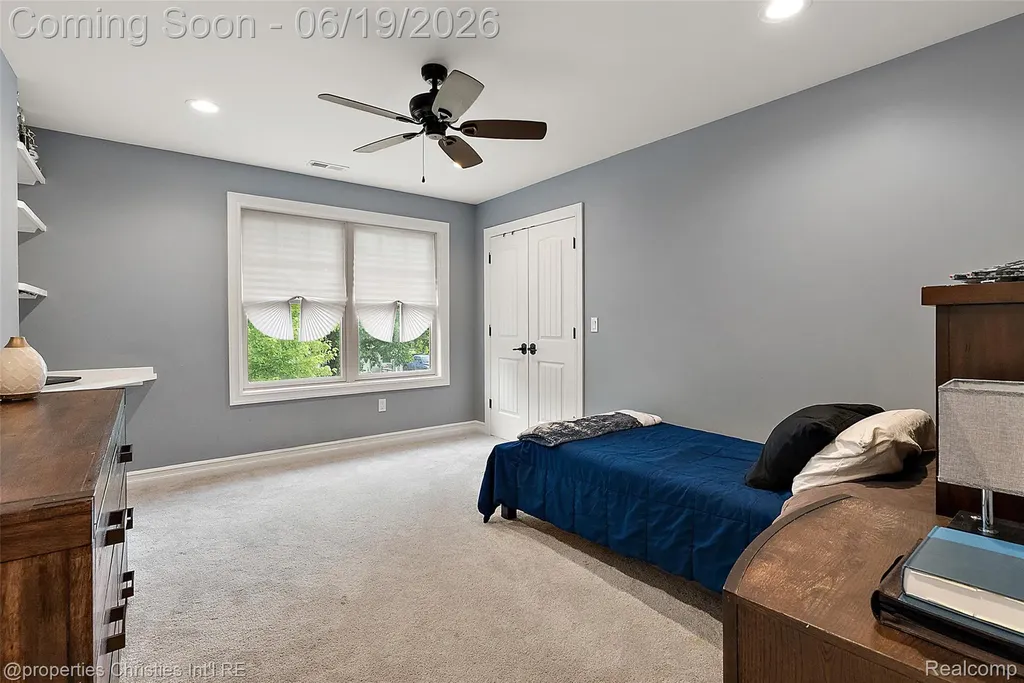525 Broadacre Avenue Clawson City MI 48017