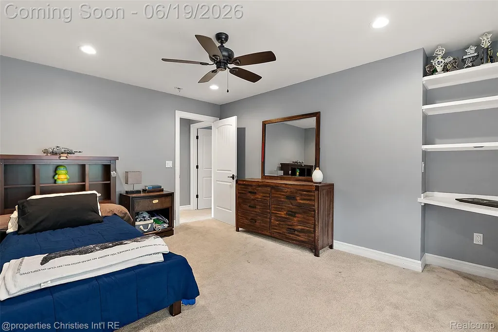 525 Broadacre Avenue Clawson City MI 48017