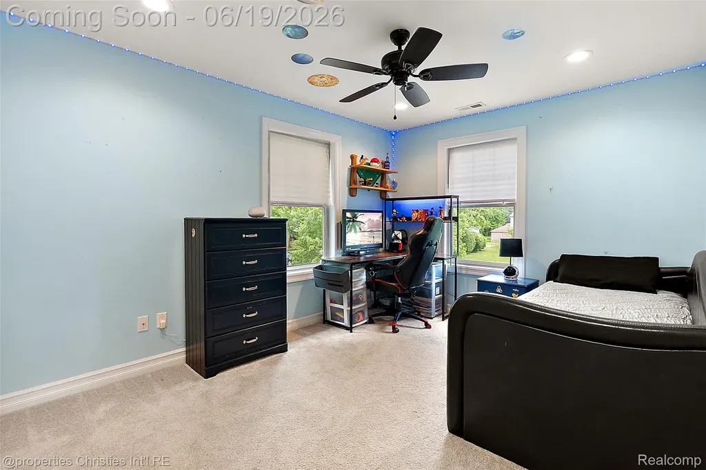 525 Broadacre Avenue Clawson City MI 48017