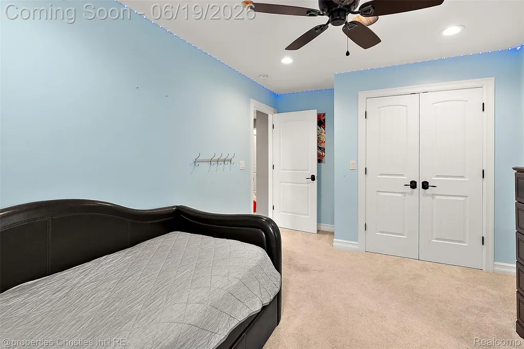 525 Broadacre Avenue Clawson City MI 48017