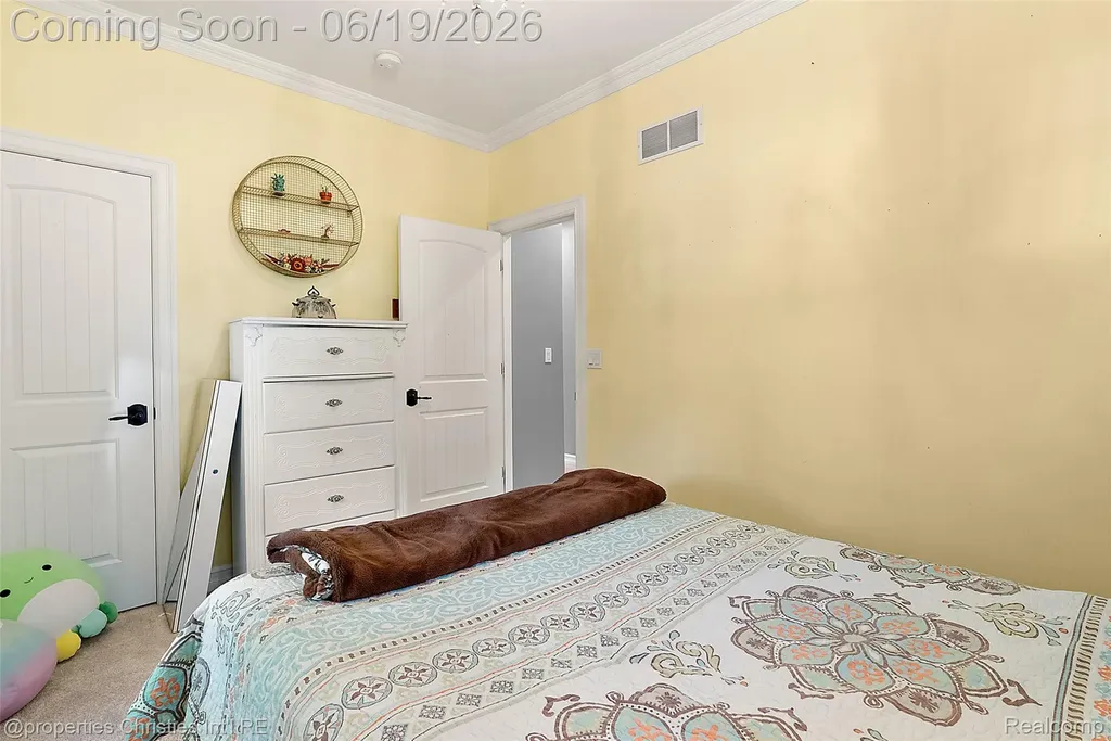 525 Broadacre Avenue Clawson City MI 48017
