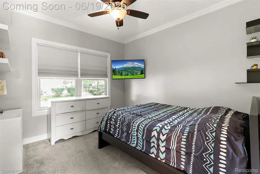 525 Broadacre Avenue Clawson City MI 48017