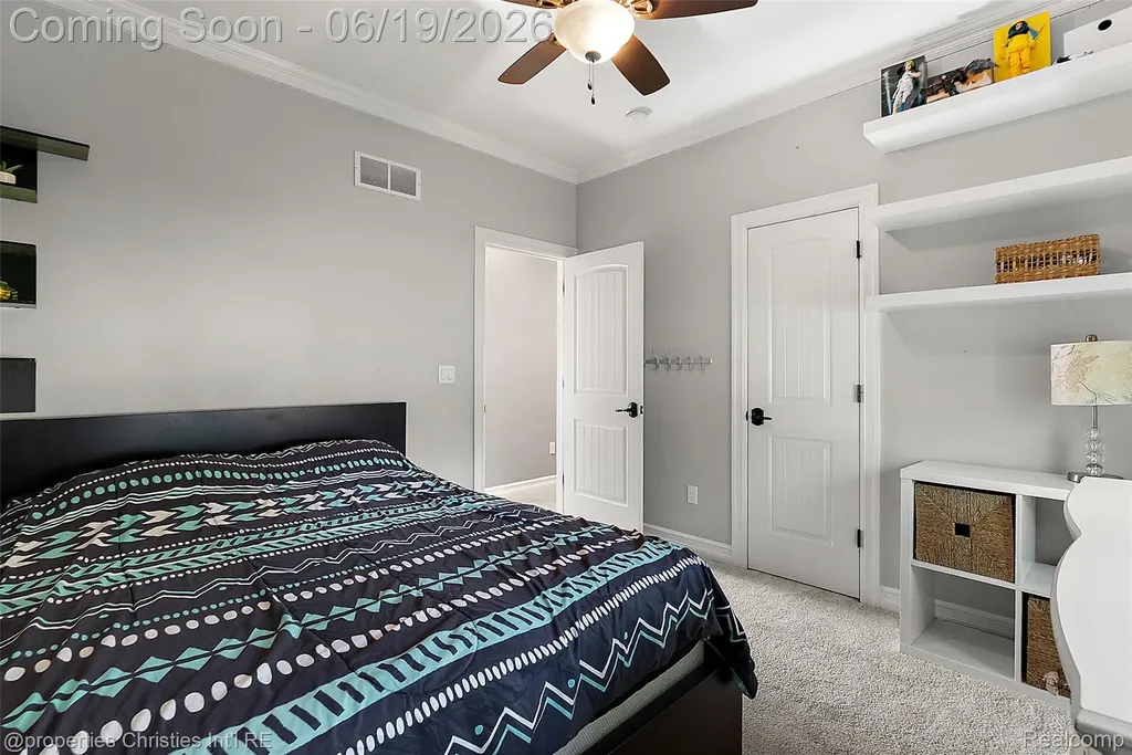 525 Broadacre Avenue Clawson City MI 48017
