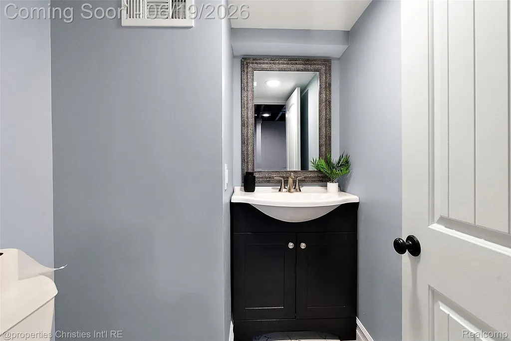 525 Broadacre Avenue Clawson City MI 48017