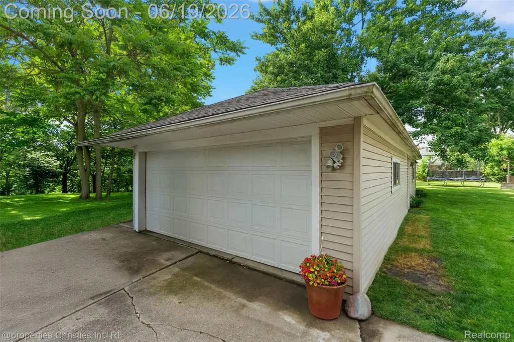 525 Broadacre Avenue Clawson City MI 48017
