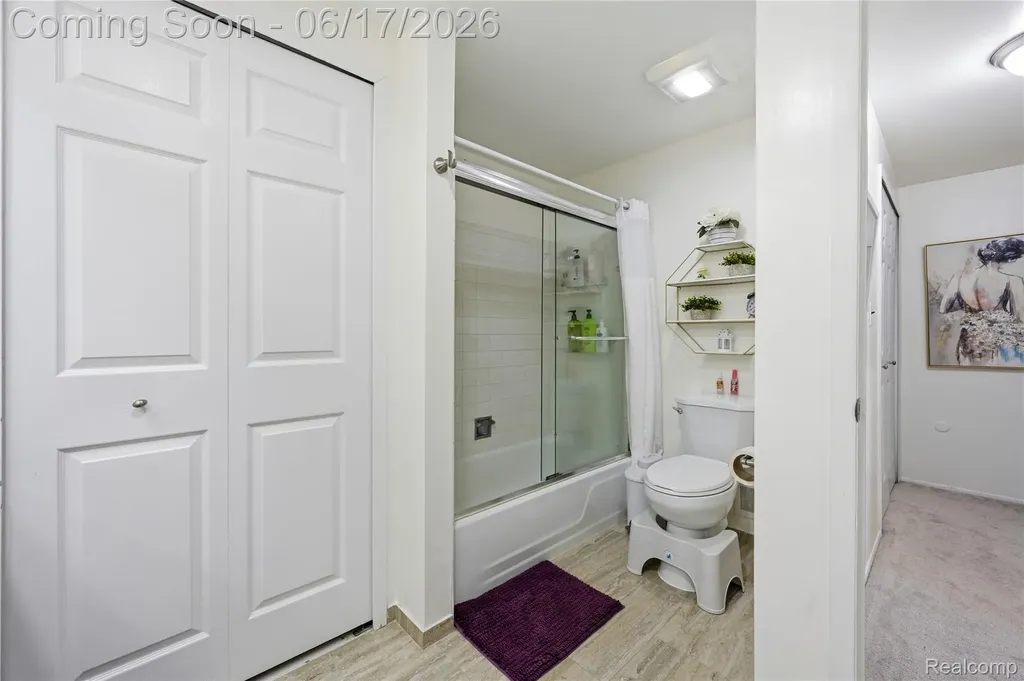 29792 City Center Drive Warren City MI 48093