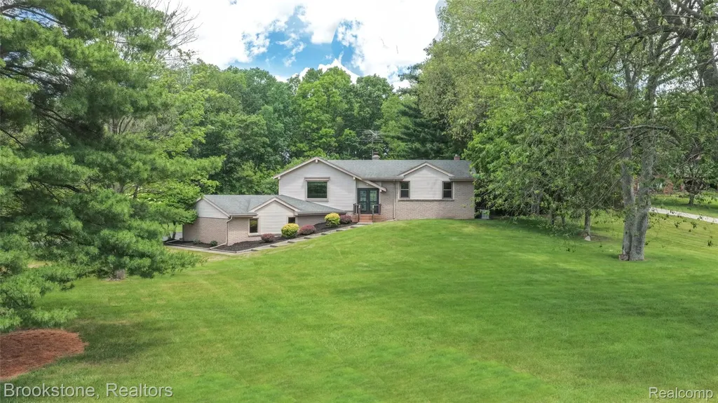 12168 Carriage Trail Circle Springfield Charter Township MI 48350