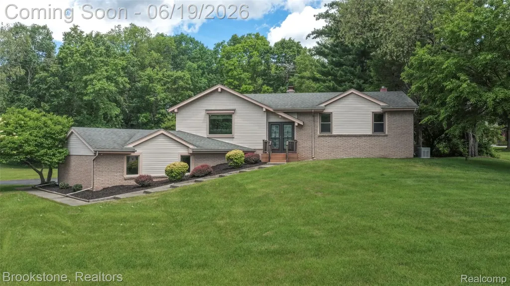 12168 Carriage Trail Circle Springfield Charter Township MI 48350
