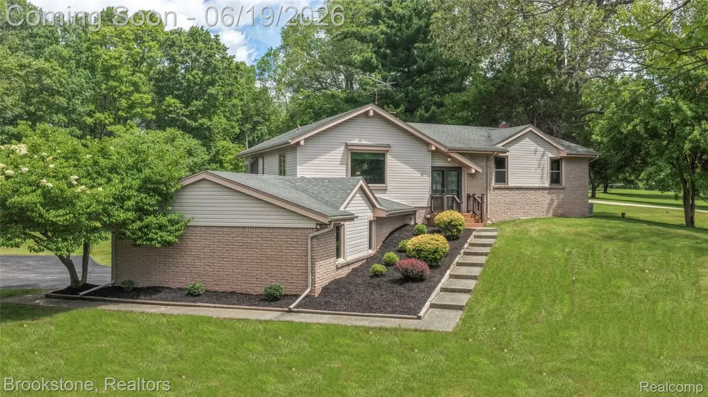 12168 Carriage Trail Circle Springfield Charter Township MI 48350