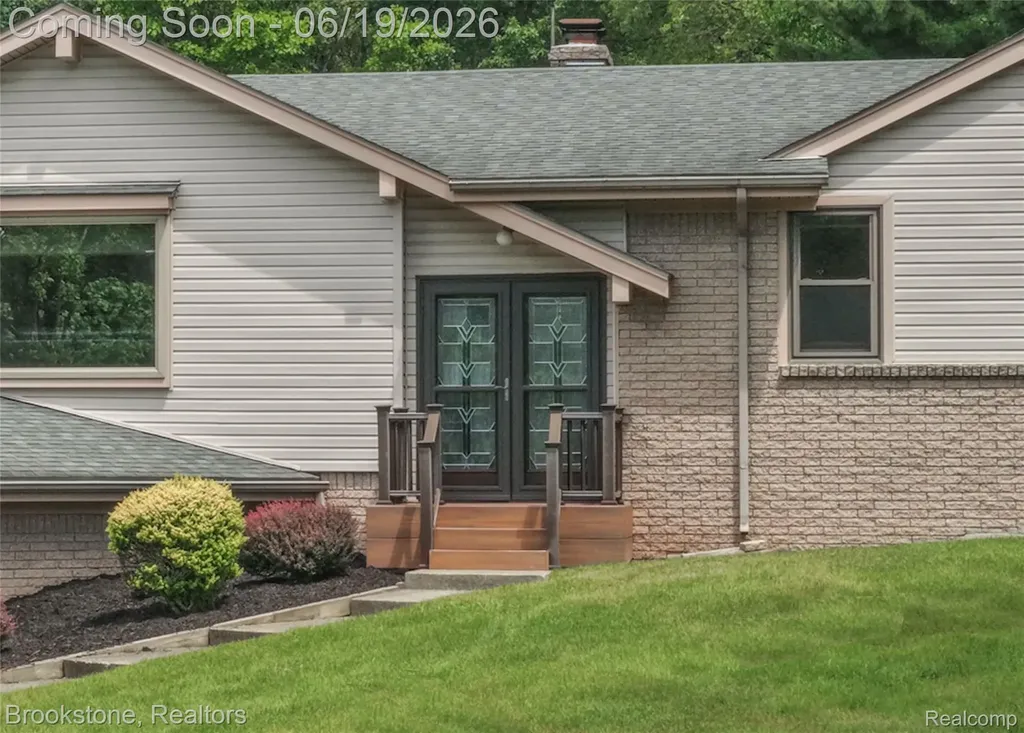 12168 Carriage Trail Circle Springfield Charter Township MI 48350