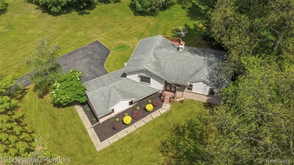 12168 Carriage Trail Circle Springfield Charter Township MI 48350