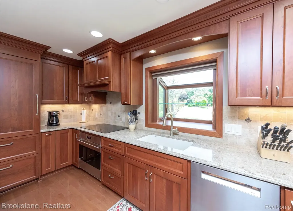 12168 Carriage Trail Circle Springfield Charter Township MI 48350