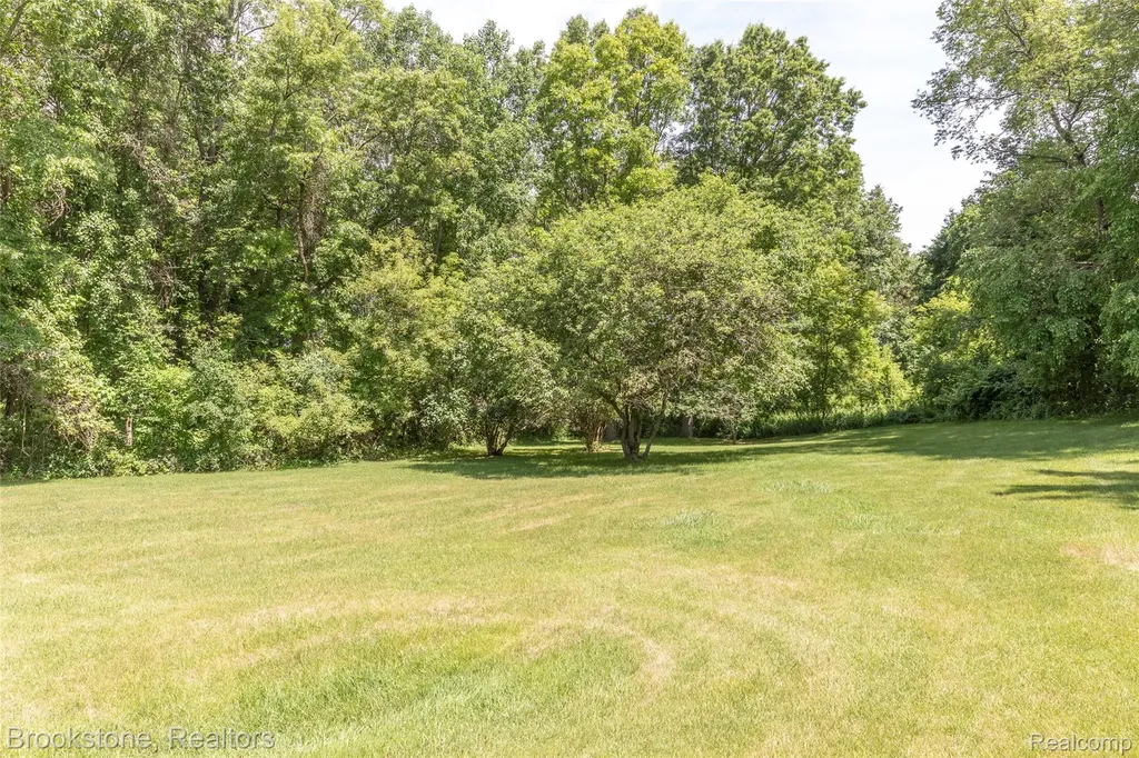 12168 Carriage Trail Circle Springfield Charter Township MI 48350