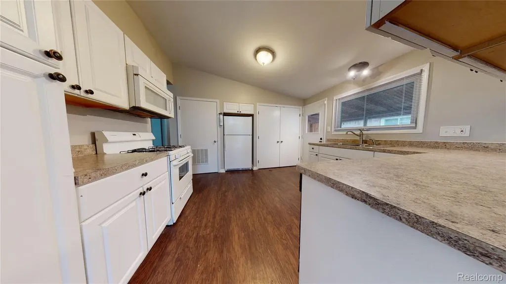 1198 Neafie Avenue Pontiac City MI 48342