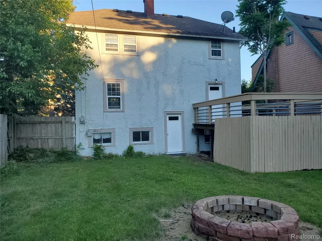 358 W Iroquois Road Pontiac City MI 48341