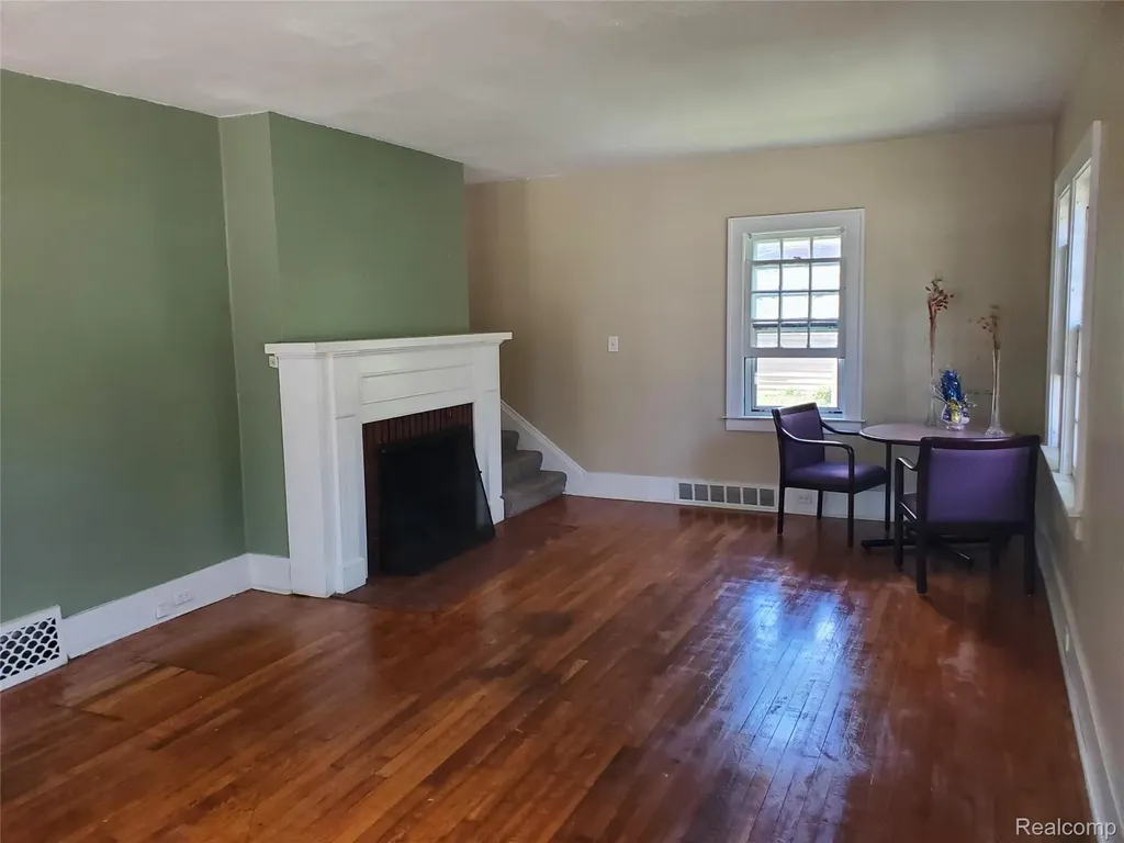 358 W Iroquois Road Pontiac City MI 48341