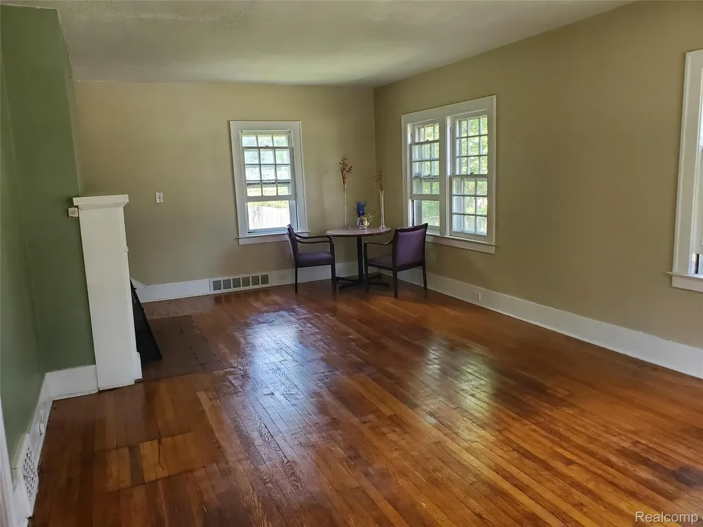 358 W Iroquois Road Pontiac City MI 48341