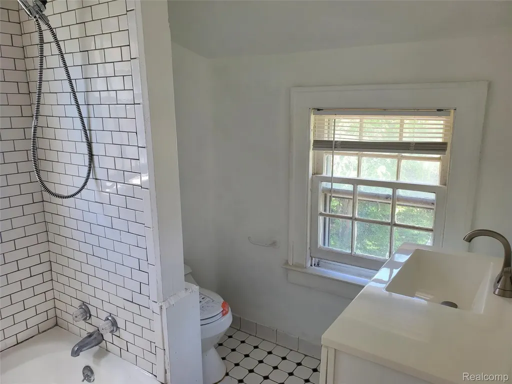 358 W Iroquois Road Pontiac City MI 48341