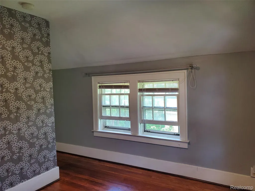 358 W Iroquois Road Pontiac City MI 48341
