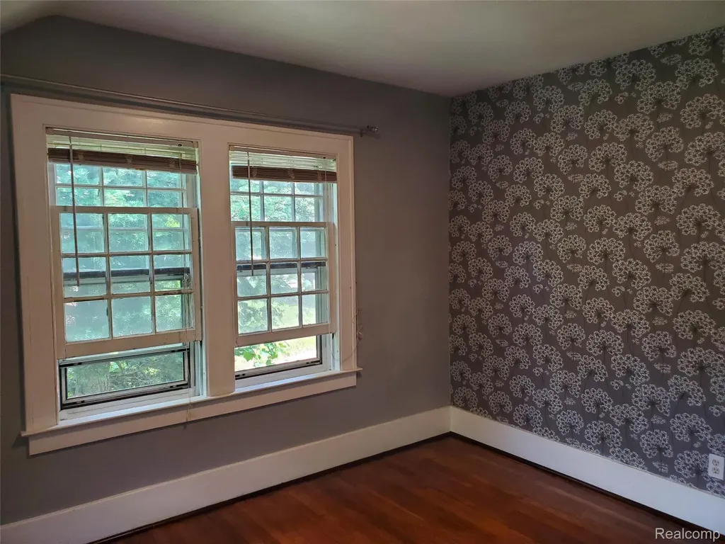 358 W Iroquois Road Pontiac City MI 48341