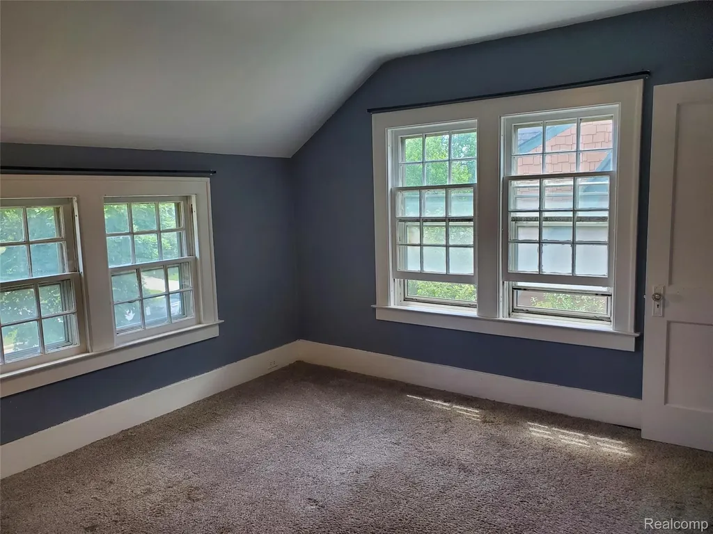358 W Iroquois Road Pontiac City MI 48341