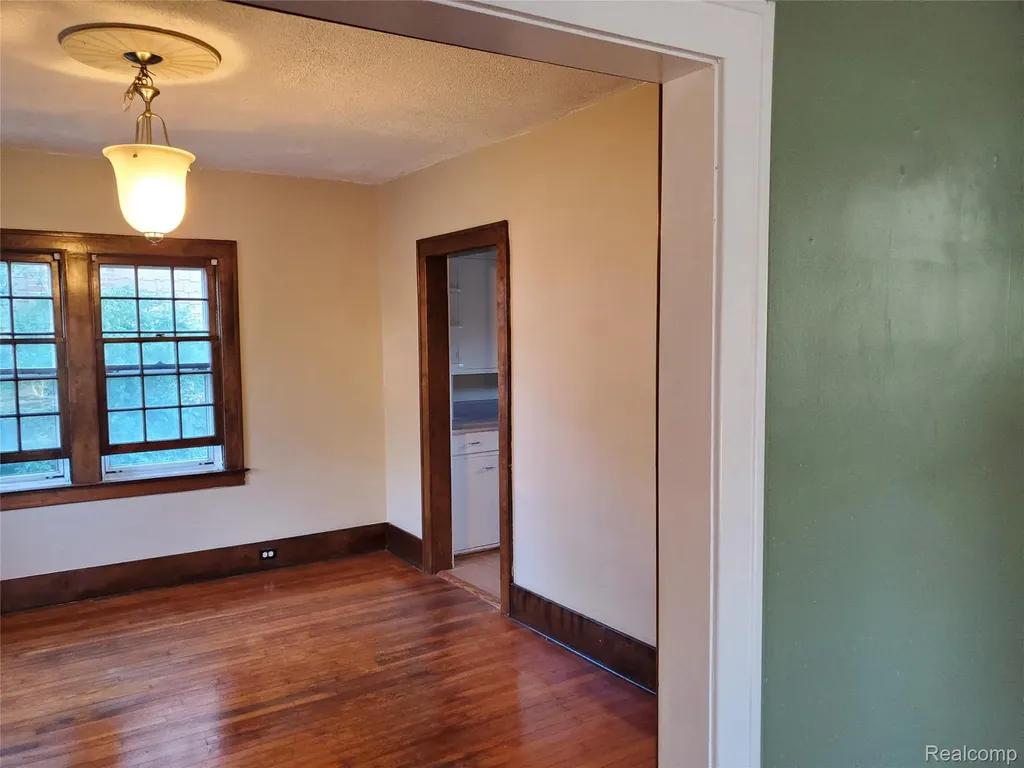 358 W Iroquois Road Pontiac City MI 48341