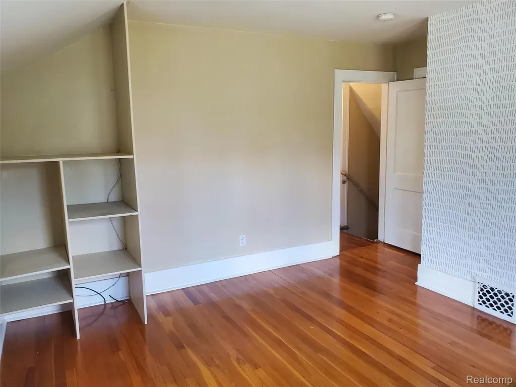 358 W Iroquois Road Pontiac City MI 48341
