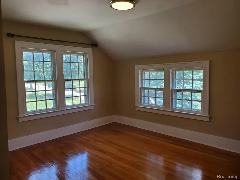 358 W Iroquois Road Pontiac City MI 48341