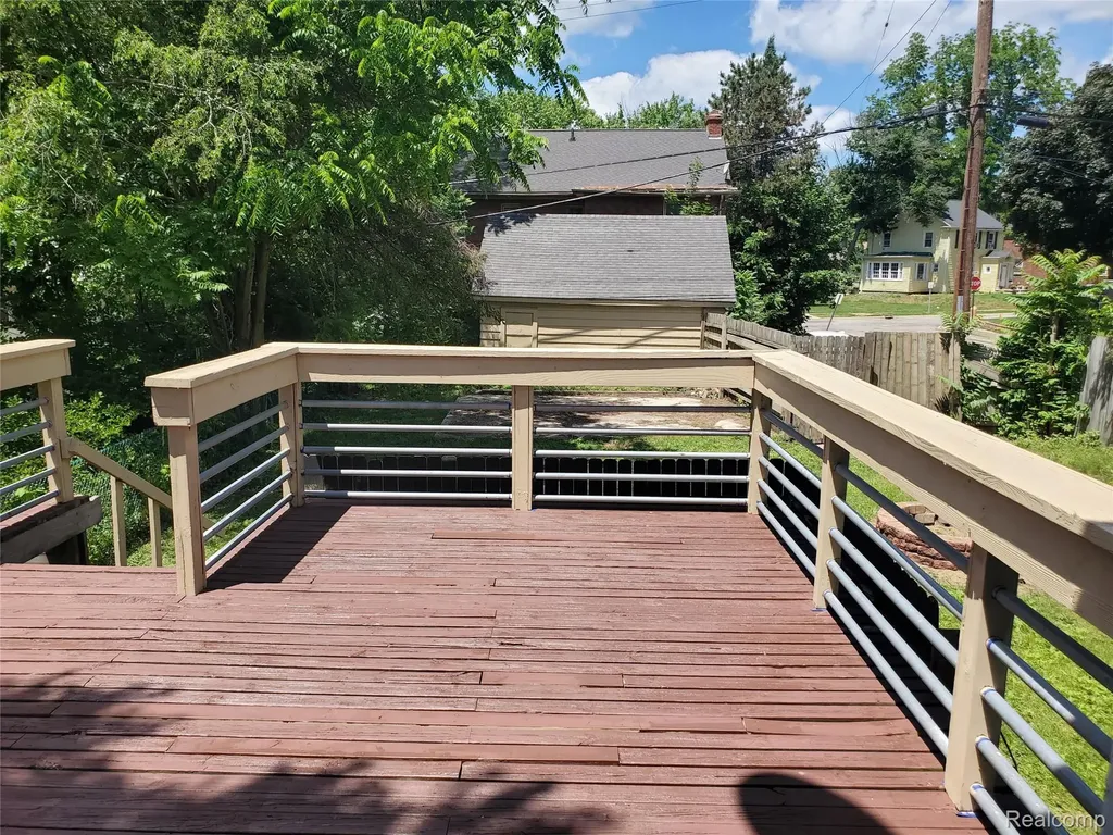 358 W Iroquois Road Pontiac City MI 48341