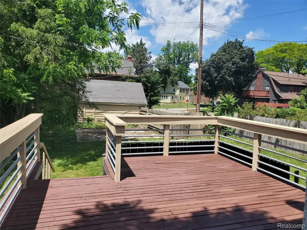 358 W Iroquois Road Pontiac City MI 48341