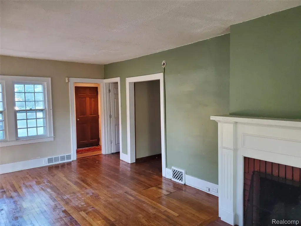 358 W Iroquois Road Pontiac City MI 48341