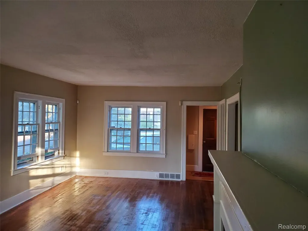 358 W Iroquois Road Pontiac City MI 48341