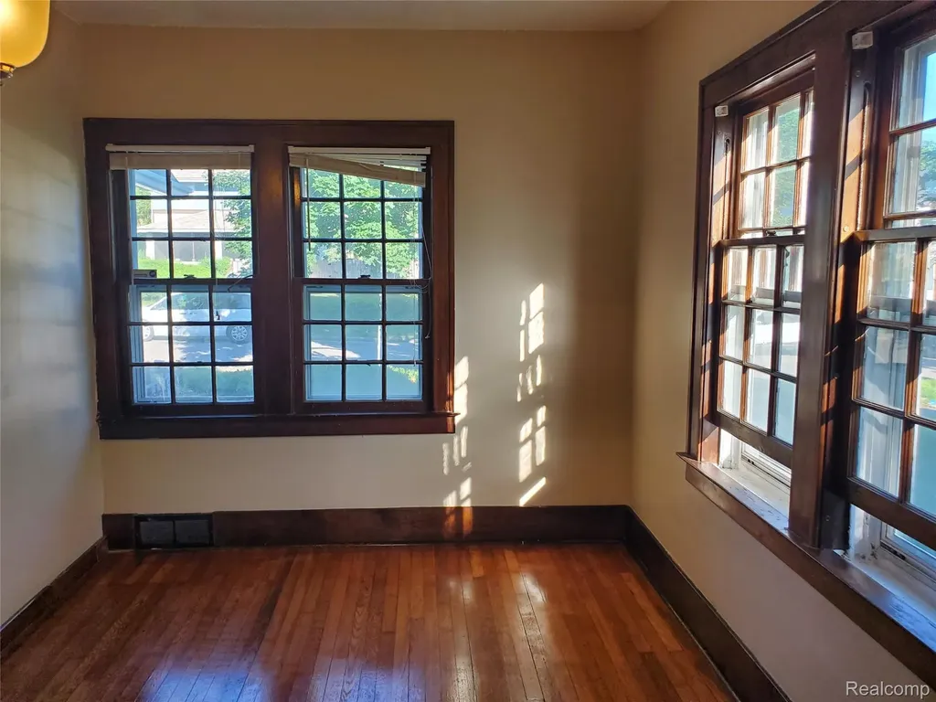 358 W Iroquois Road Pontiac City MI 48341