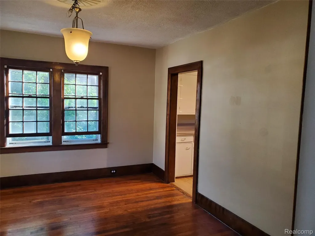 358 W Iroquois Road Pontiac City MI 48341