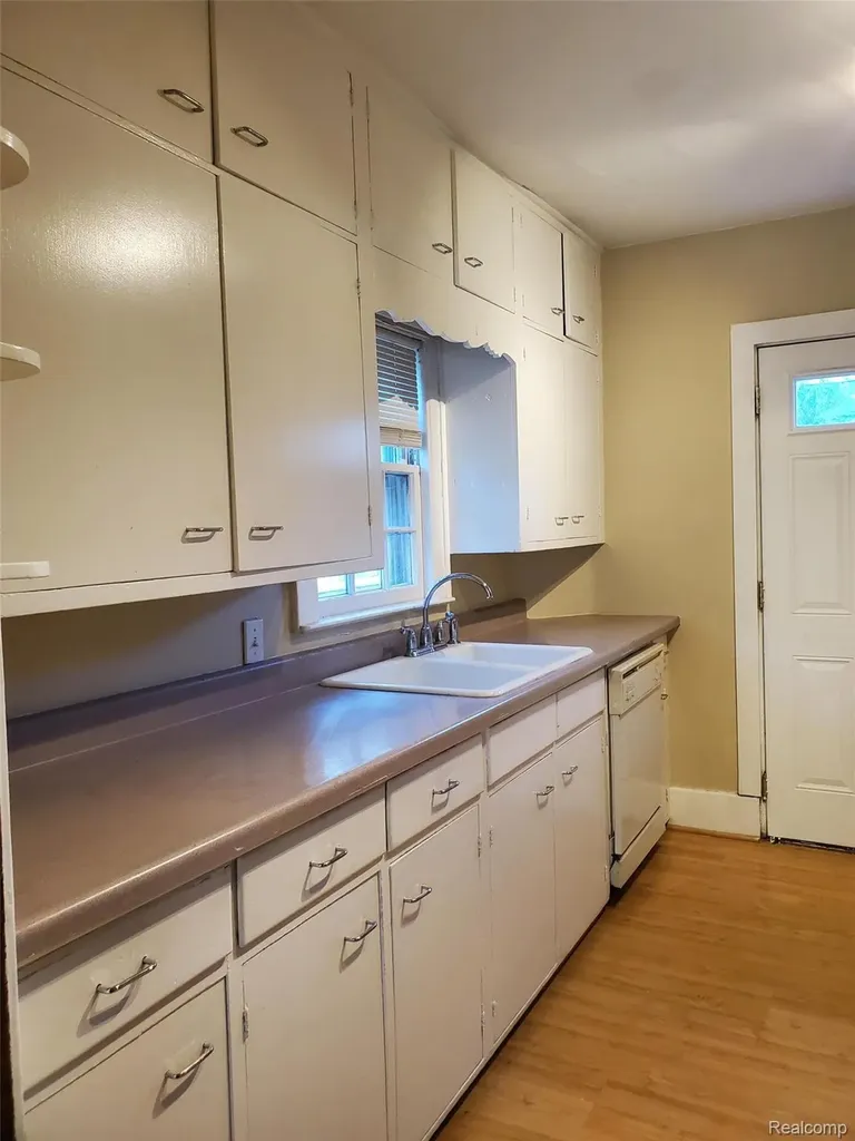 358 W Iroquois Road Pontiac City MI 48341