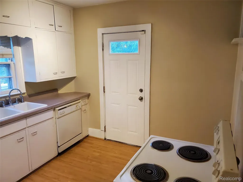 358 W Iroquois Road Pontiac City MI 48341