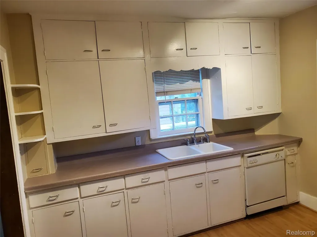 358 W Iroquois Road Pontiac City MI 48341