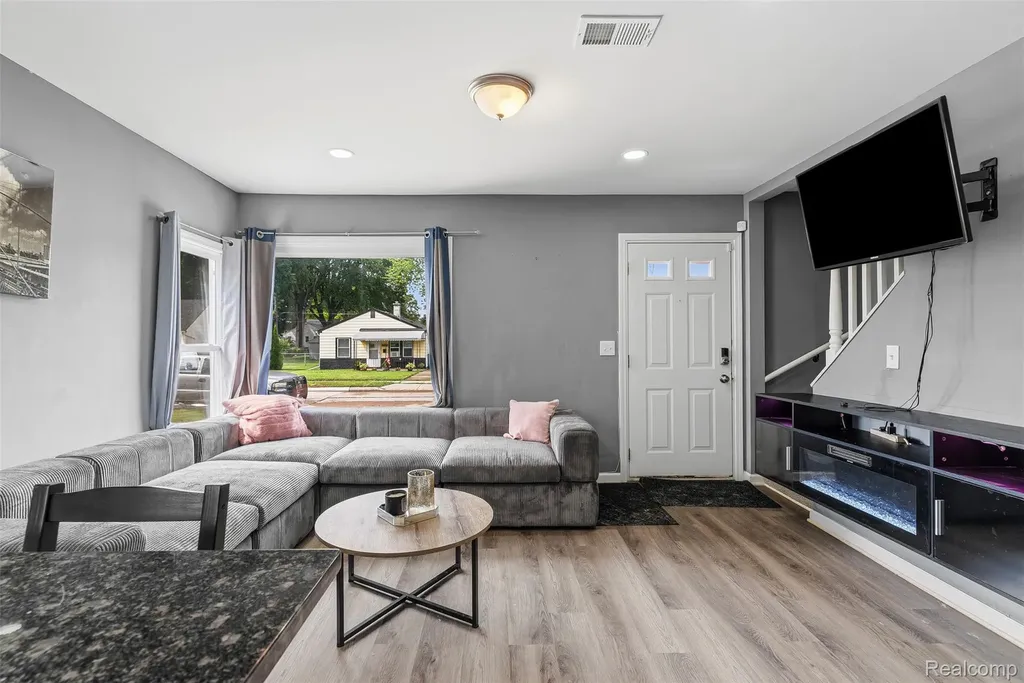 12848 Vernon Avenue Warren City MI 48089