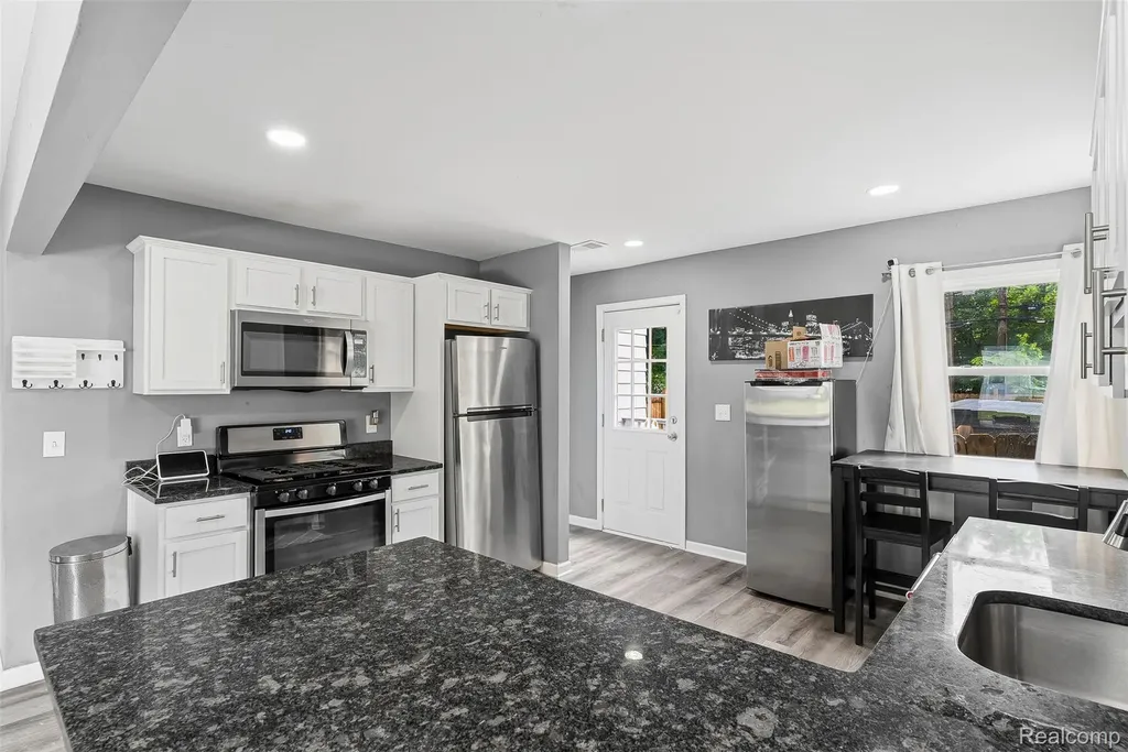 12848 Vernon Avenue Warren City MI 48089