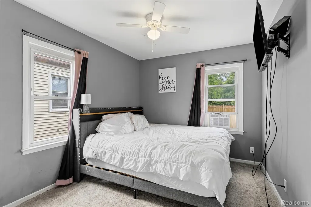 12848 Vernon Avenue Warren City MI 48089