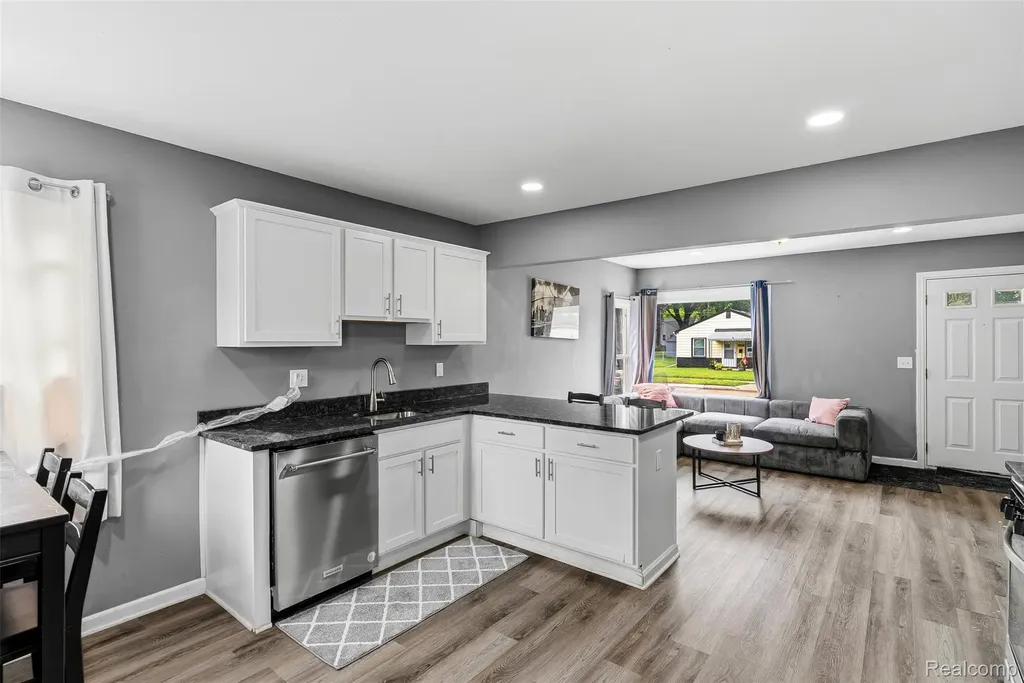 12848 Vernon Avenue Warren City MI 48089