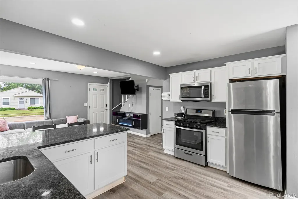 12848 Vernon Avenue Warren City MI 48089