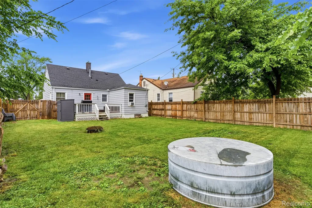12848 Vernon Avenue Warren City MI 48089