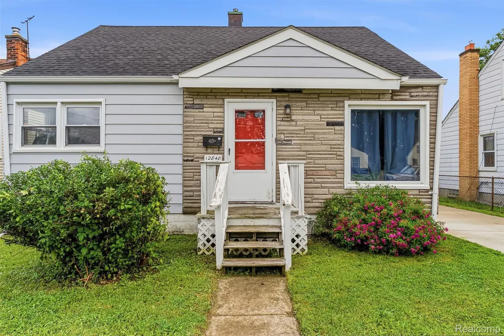 12848 Vernon Avenue Warren City MI 48089