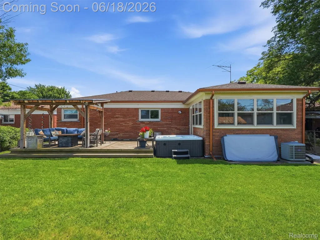 13211 Bloomfield Avenue Warren City MI 48089