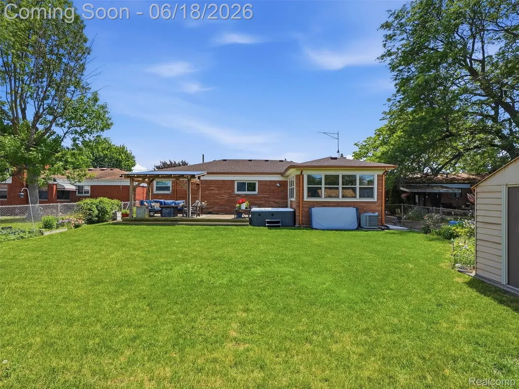13211 Bloomfield Avenue Warren City MI 48089