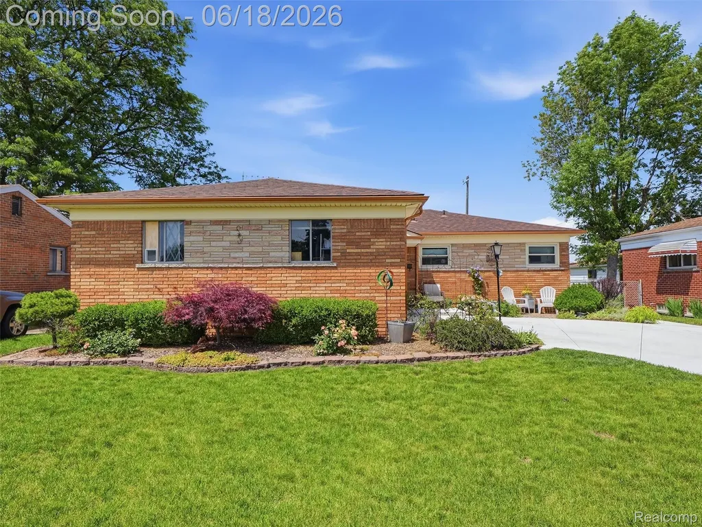 13211 Bloomfield Avenue Warren City MI 48089
