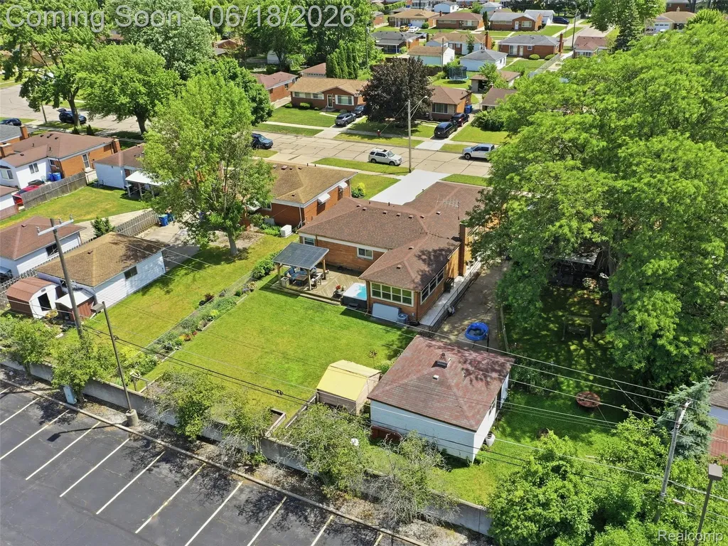 13211 Bloomfield Avenue Warren City MI 48089