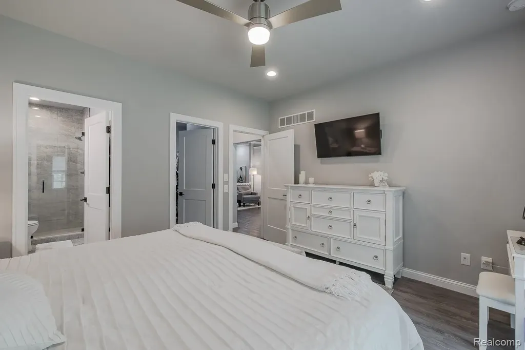 7466 Village Court Springfield Charter Township MI 48350