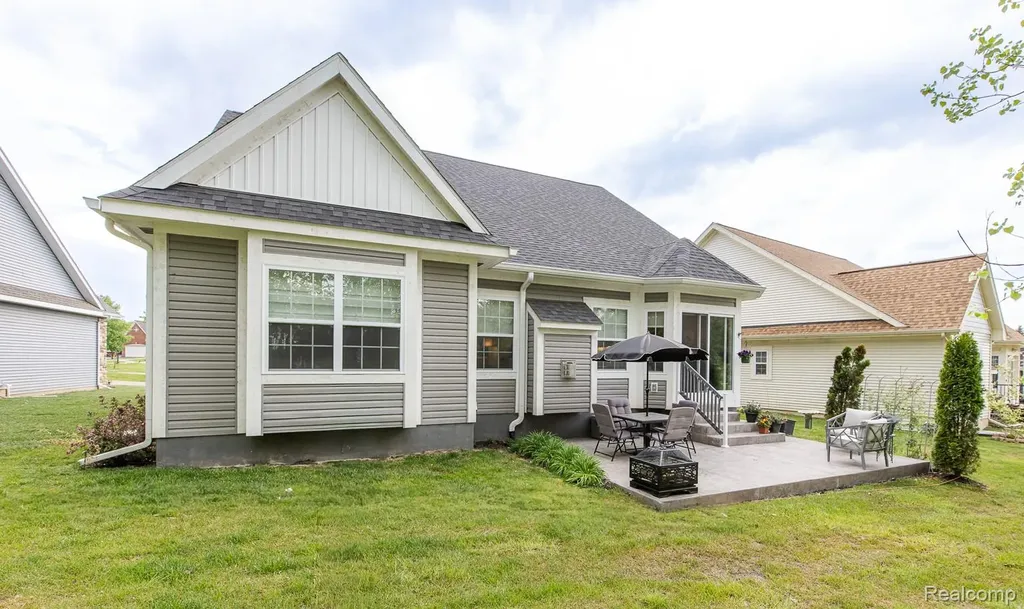 7466 Village Court Springfield Charter Township MI 48350